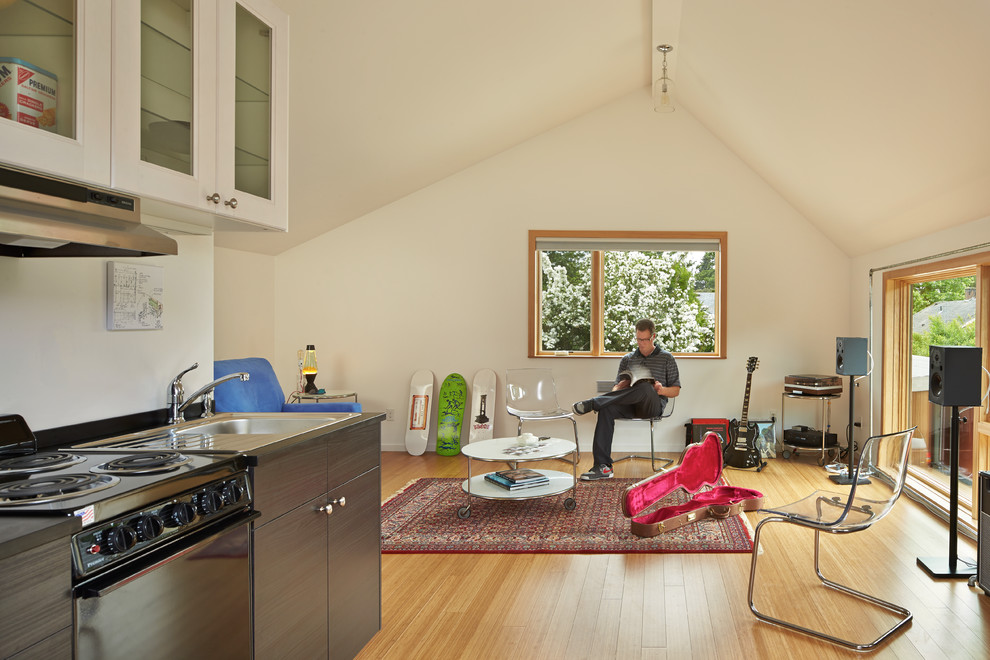 Example of a small transitional guesthouse design in Seattle