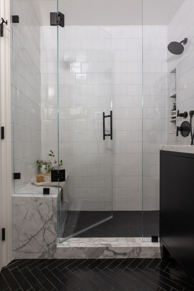 Свежая идея для дизайна: маленькая ванная комната в стиле неоклассика (современная классика) с фасадами с утопленной филенкой, черными фасадами, унитазом-моноблоком, белой плиткой, керамической плиткой, белыми стенами, полом из известняка, душевой кабиной, врезной раковиной, мраморной столешницей, черным полом, душем с распашными дверями, белой столешницей, сиденьем для душа, тумбой под две раковины и напольной тумбой для на участке и в саду - отличное фото интерьера