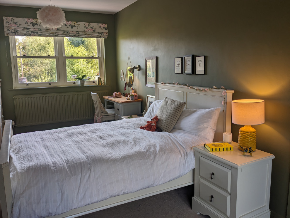 Mittelgroßes Landhaus Mädchenzimmer mit grüner Wandfarbe, Teppichboden und beigem Boden in Kent