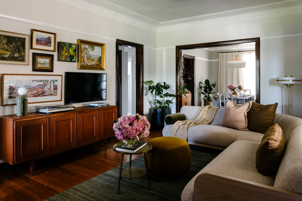 Стильный дизайн: маленькая изолированная гостиная комната в стиле ретро с белыми стенами, светлым паркетным полом, отдельно стоящим телевизором и оранжевым полом для на участке и в саду - последний тренд