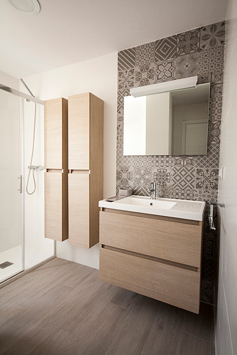 Diseño de aseo actual con baldosas y/o azulejos beige, baldosas y/o azulejos en mosaico, paredes blancas y suelo de baldosas de porcelana