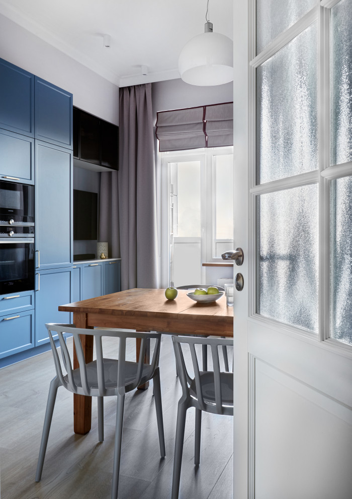 Кухня в Петергофе с высокими потолками