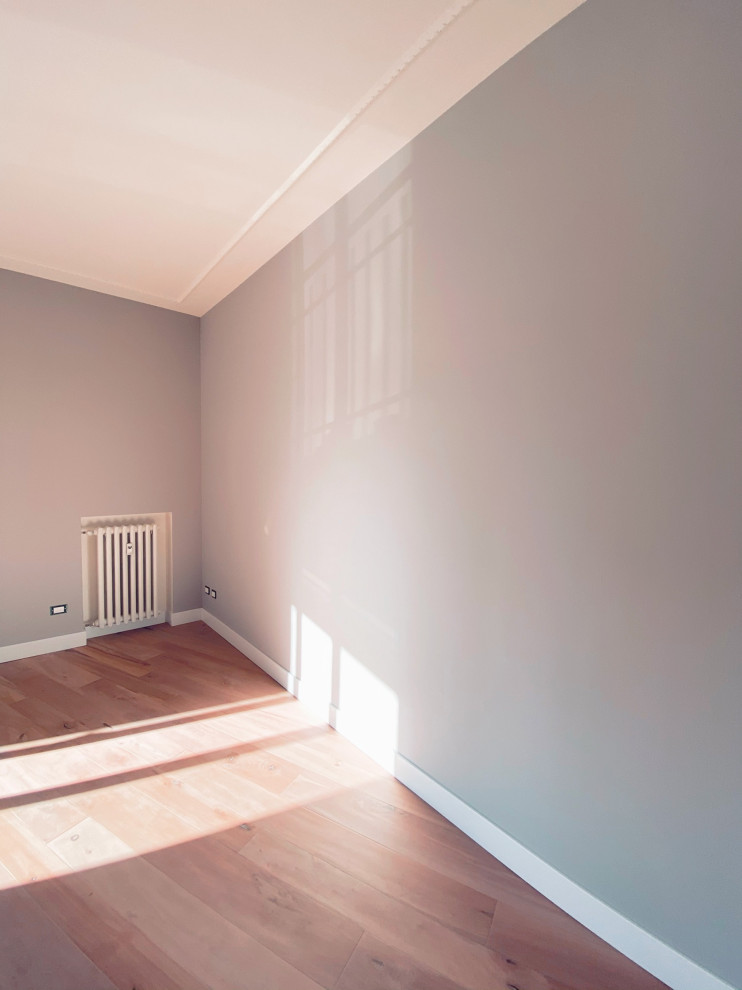 Ejemplo de sala de estar cerrada bohemia grande con paredes grises, suelo de madera pintada y suelo rosa