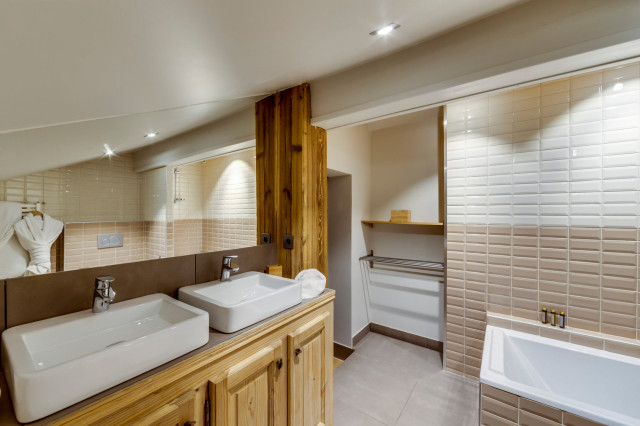R&eacute;novation compl&egrave;te d'un chalet &agrave; Val d'Is&egrave;re rustikal-badezimmer
