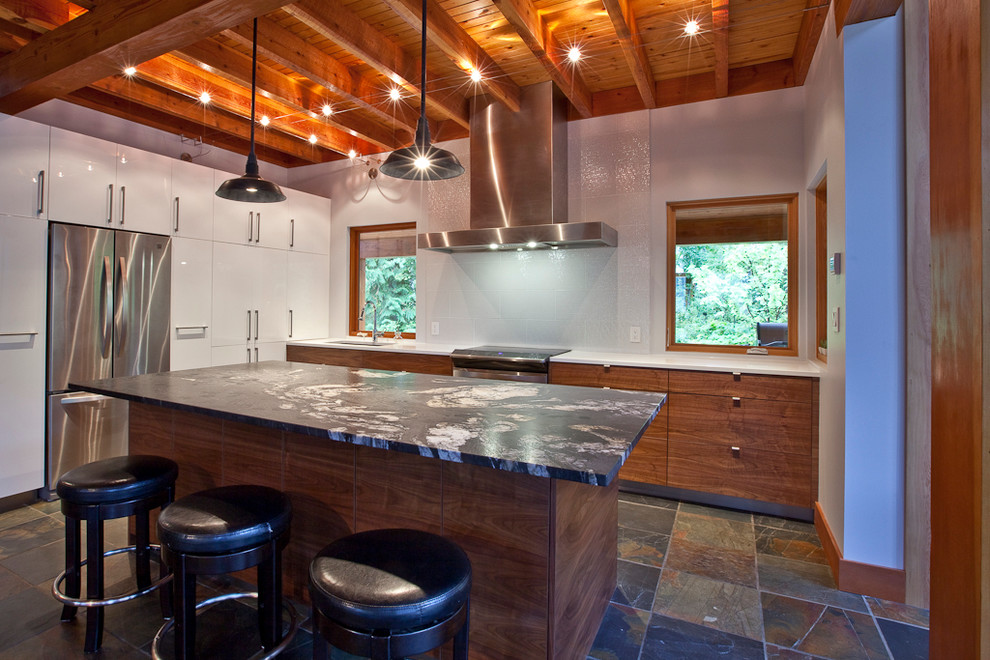 Inspiration for a traditional kitchen in Calgary.