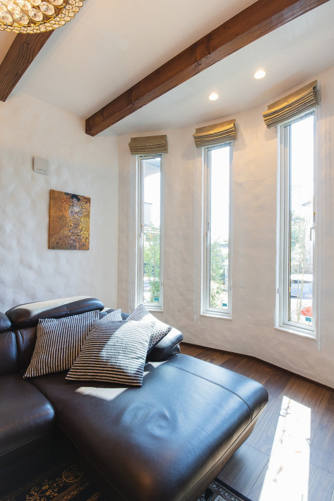 Foto di un soggiorno country con pareti bianche e pavimento marrone