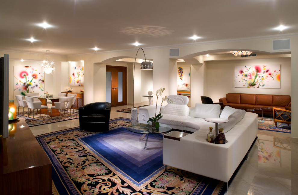 Immagine di un ampio soggiorno contemporaneo aperto con pareti beige, pavimento in marmo, pavimento beige e nessun camino