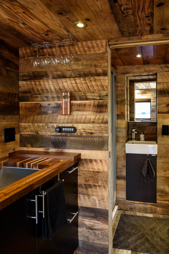 Kitchen - rustic kitchen idea in Seattle
