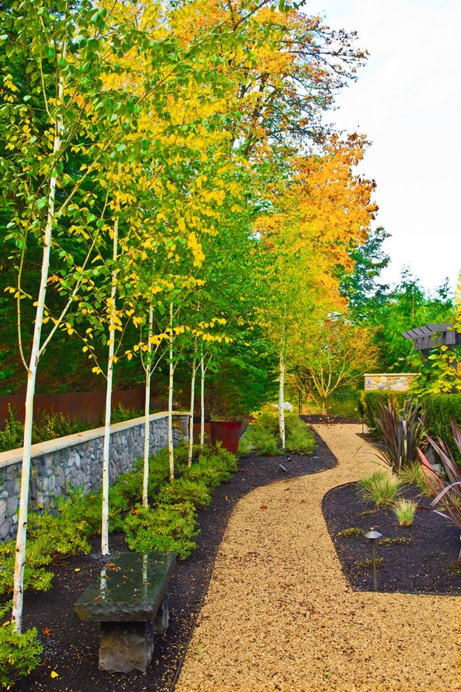 Modelo de jardín de estilo de casa de campo en otoño con gravilla