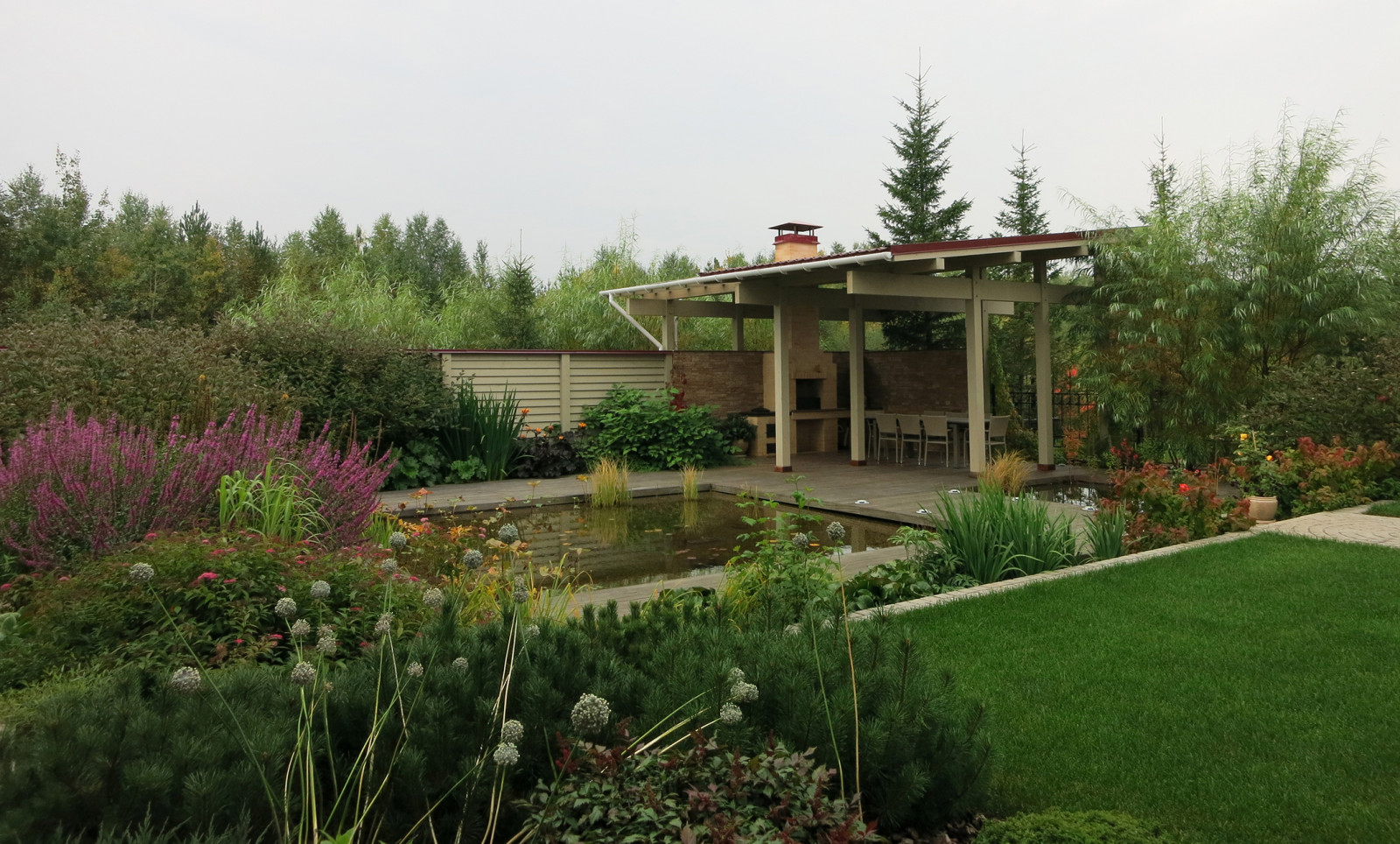 Сад с геометричным водоемом