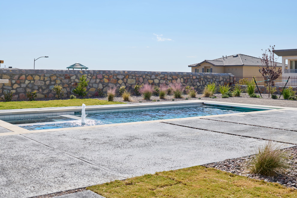 Идея дизайна: естественный, прямоугольный ландшафтный бассейн среднего размера на заднем дворе в современном стиле с покрытием из бетонных плит