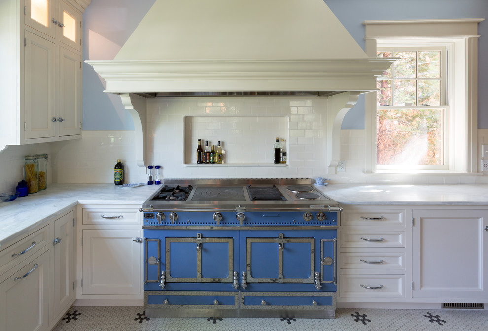 Design ideas for a mid-sized traditional l-shaped eat-in kitchen in DC Metro with a farmhouse sink, beaded inset cabinets, white cabinets, marble benchtops, white splashback, ceramic splashback, panelled appliances, porcelain floors, no island and white floor.