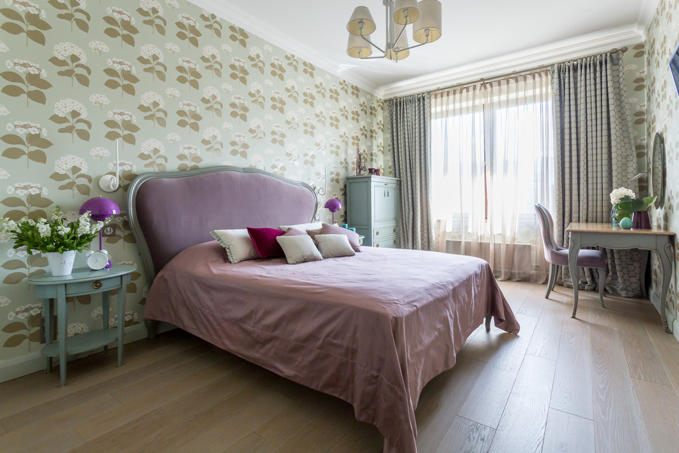 Imagen de dormitorio principal clásico de tamaño medio sin chimenea con paredes multicolor y suelo de madera clara