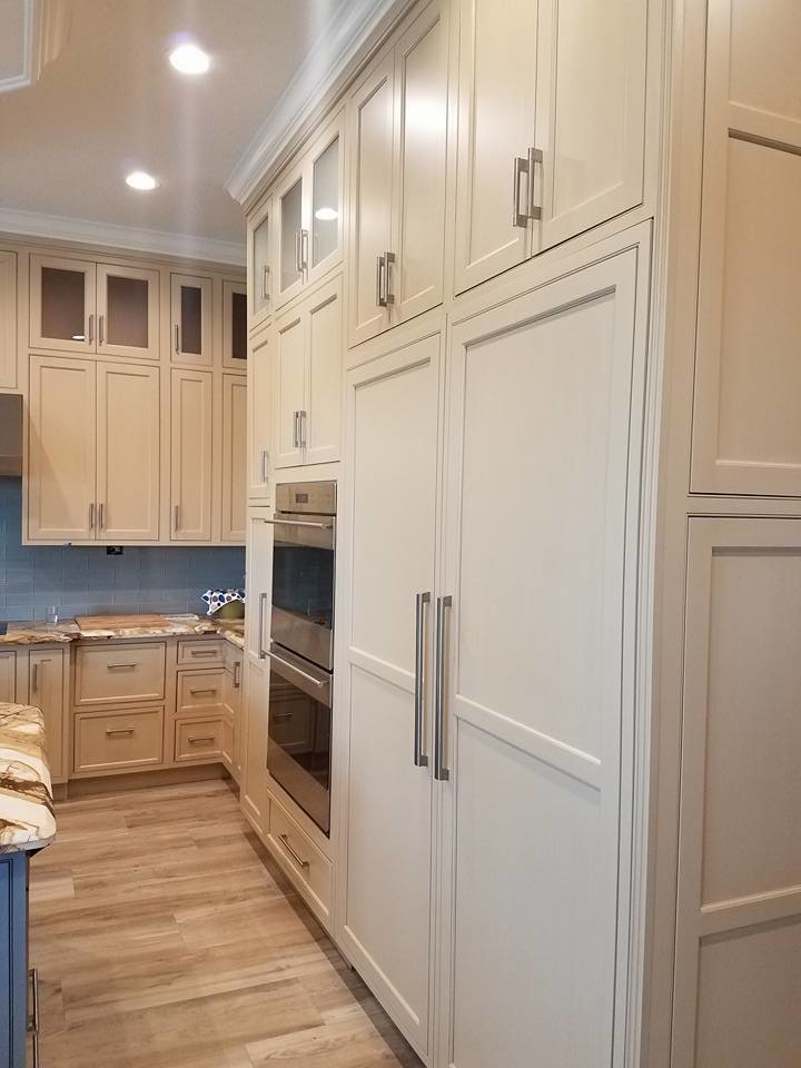 Example of a transitional home design design in Miami