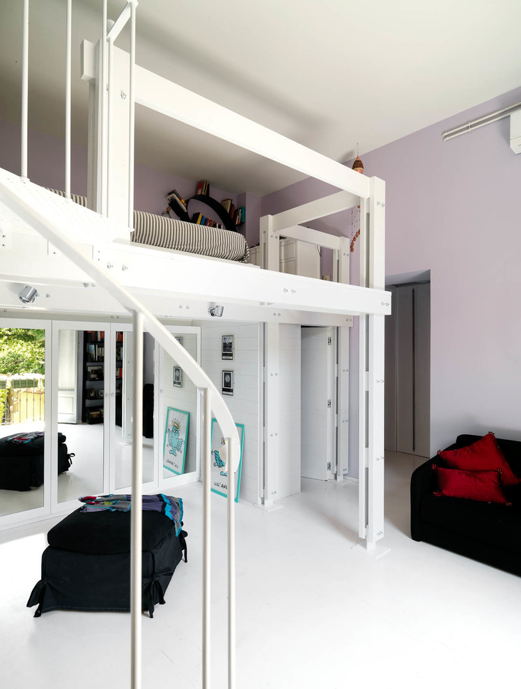 Immagine di una camera da letto design con pareti viola, parquet chiaro e pavimento bianco