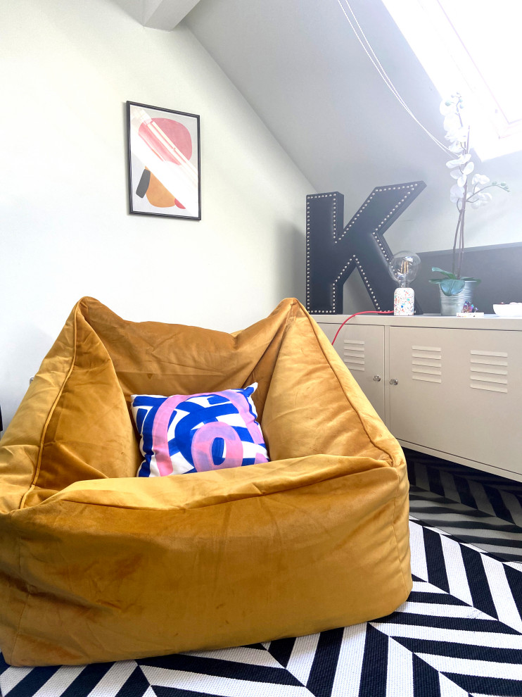 Mittelgroßes Modernes Arbeitszimmer mit Studio, weißer Wandfarbe, Teppichboden, freistehendem Schreibtisch und blauem Boden in West Midlands