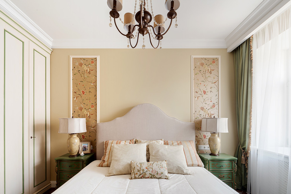 Ispirazione per una camera da letto con pareti beige