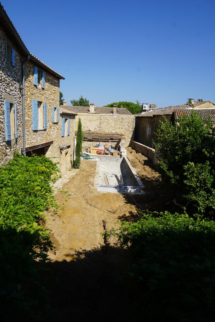 une maison avec piscine à Uzes