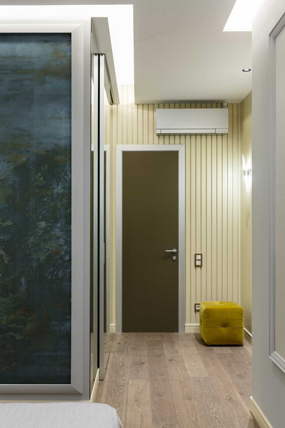 Вид на дверь в мастер ванную из спальни