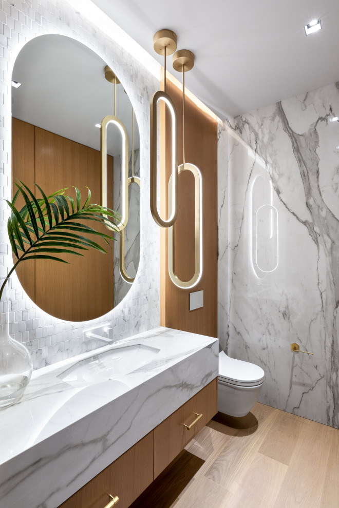 Идея дизайна: большая главная ванная комната в стиле модернизм с накладной ванной, разноцветной плиткой, мраморной плиткой, разноцветными стенами, накладной раковиной, столешницей из искусственного кварца, разноцветным полом, белой столешницей, тумбой под две раковины и встроенной тумбой