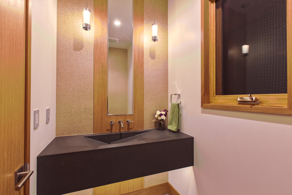 Kleine Moderne Gästetoilette mit weißer Wandfarbe, Porzellan-Bodenfliesen, Trogwaschbecken, Beton-Waschbecken/Waschtisch, grauem Boden, grauer Waschtischplatte, schwebendem Waschtisch und Tapetenwänden