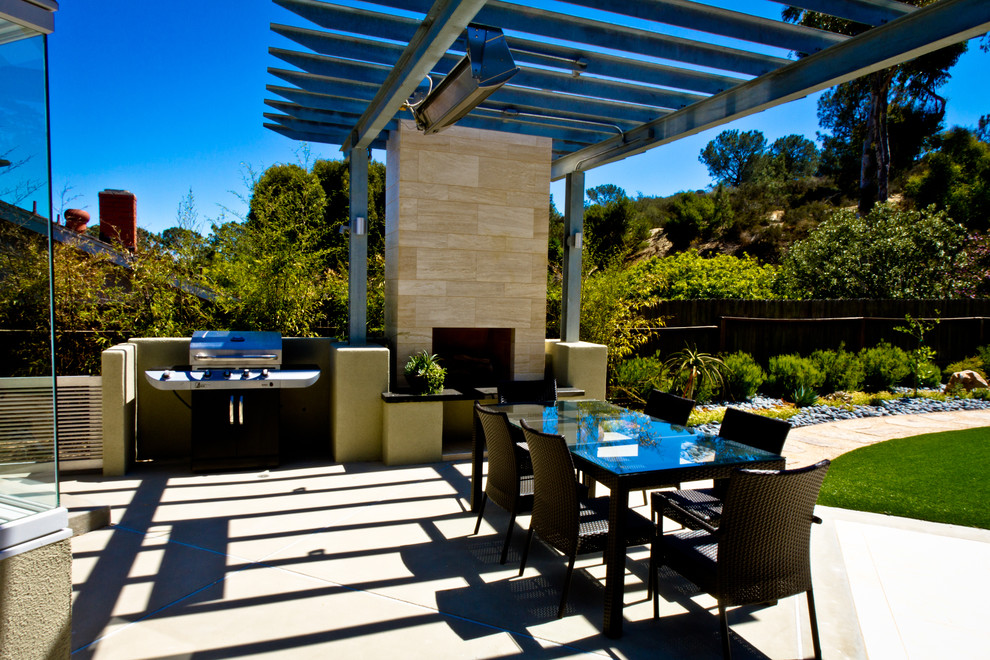 Design ideas for a modern patio in San Diego.