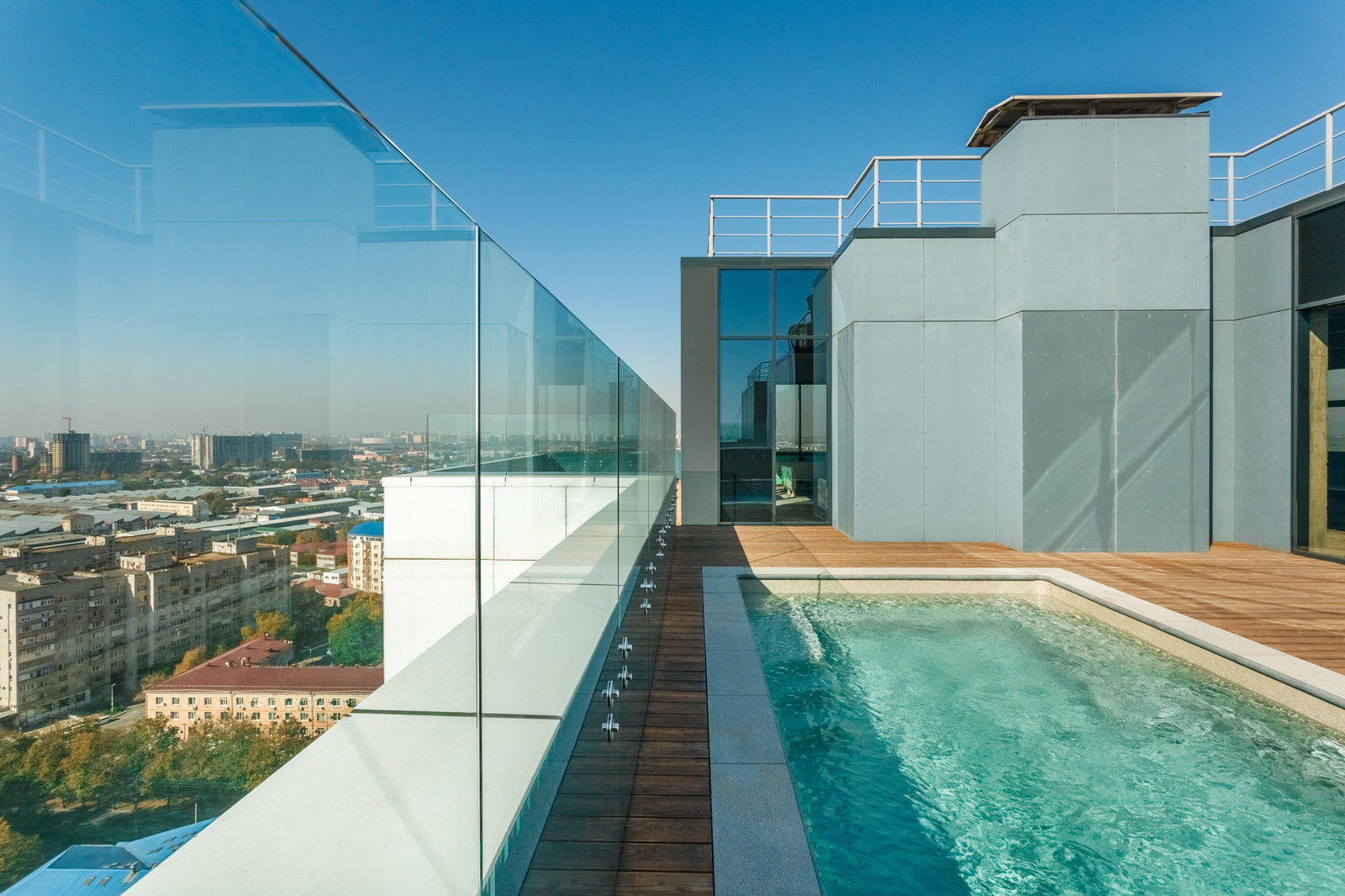 Дом на Онежской, терраса с бассейном на крыше