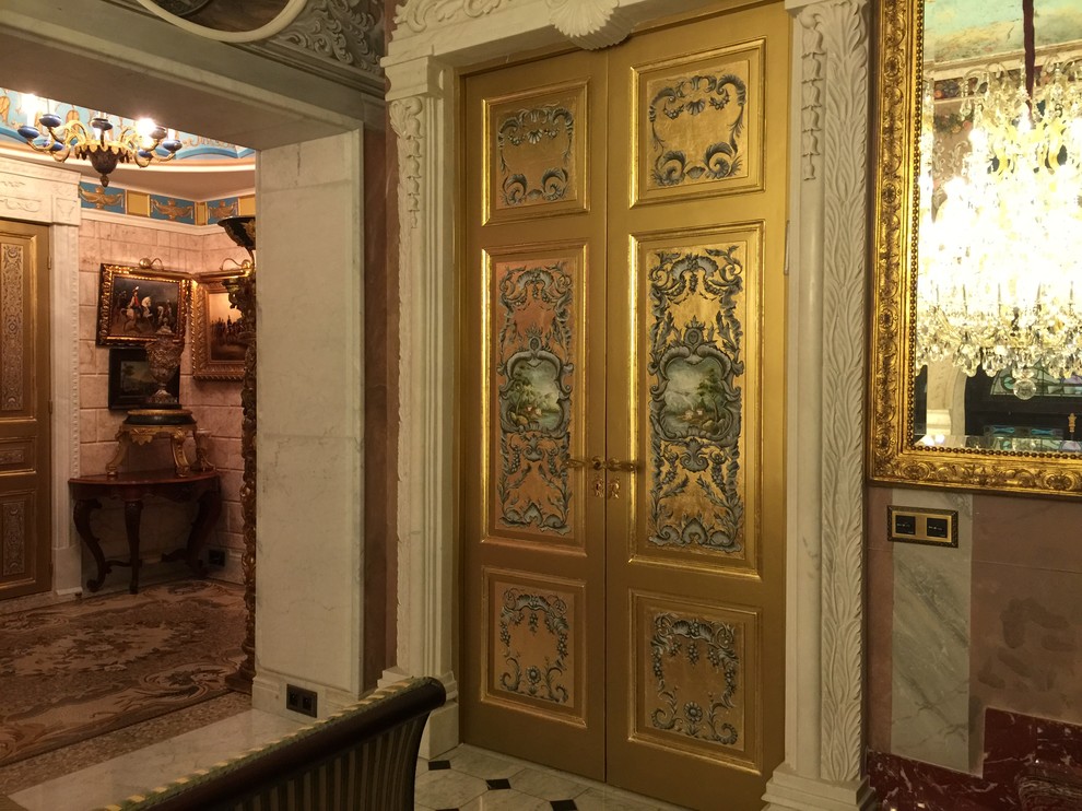 Роспись на двери. Франция