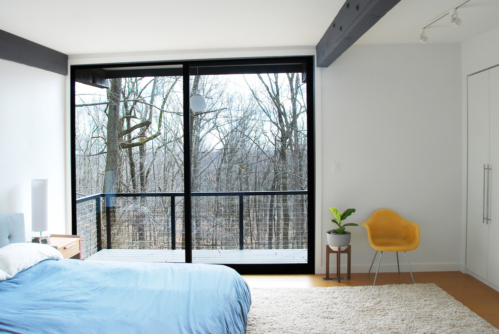 Exemple d'une chambre parentale rétro de taille moyenne avec un mur blanc, un sol en liège et un sol marron.