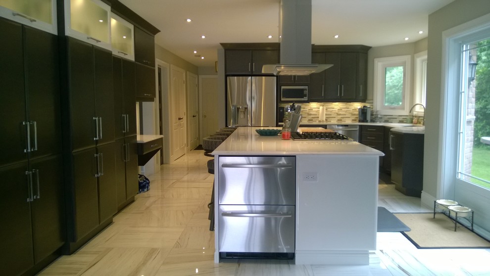 Example of a transitional kitchen design in Ottawa