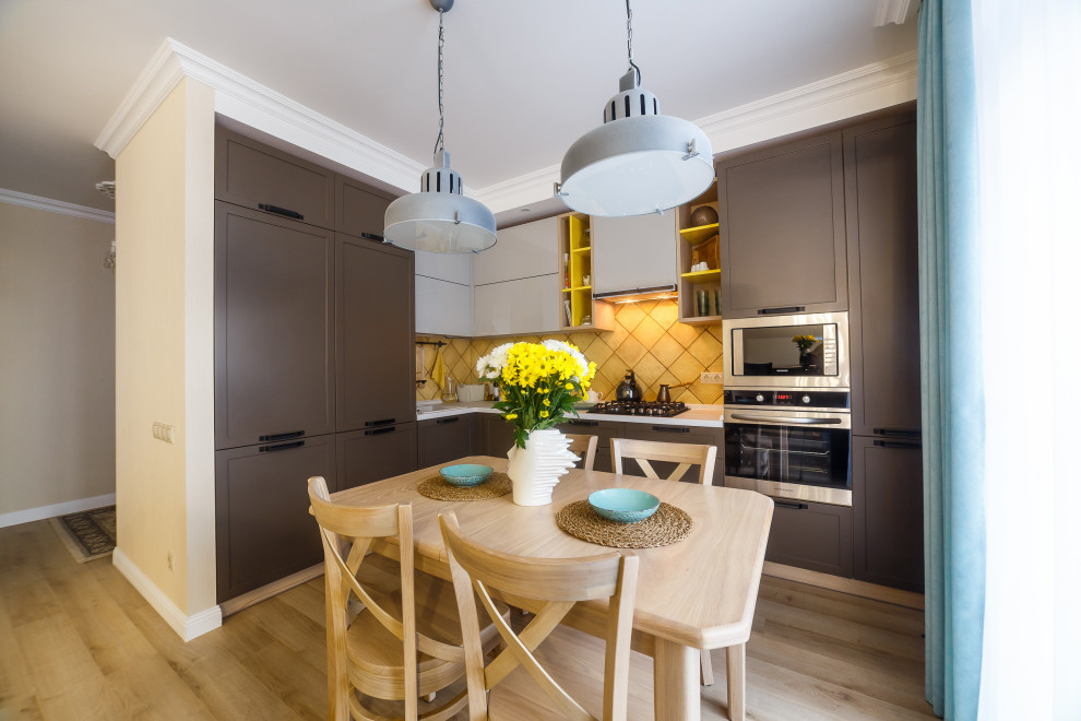 Разноцветная двухкомнатная квартира для девушки, которая любит вязать.