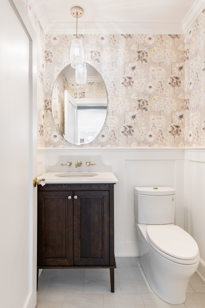 Klassisk inredning av ett litet vit vitt badrum med dusch, med luckor med infälld panel, skåp i mörkt trä, en toalettstol med separat cisternkåpa, grå kakel, vita väggar, klinkergolv i porslin, ett undermonterad handfat, bänkskiva i kvarts och grått golv