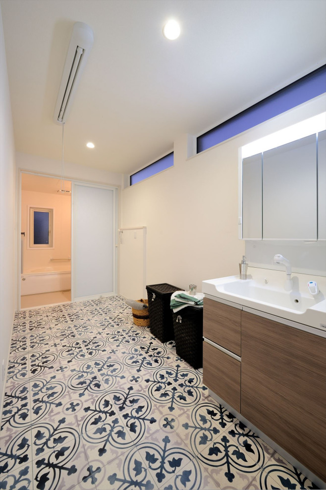 他の地域にあるトラディショナルスタイルのおしゃれなトイレ・洗面所の写真