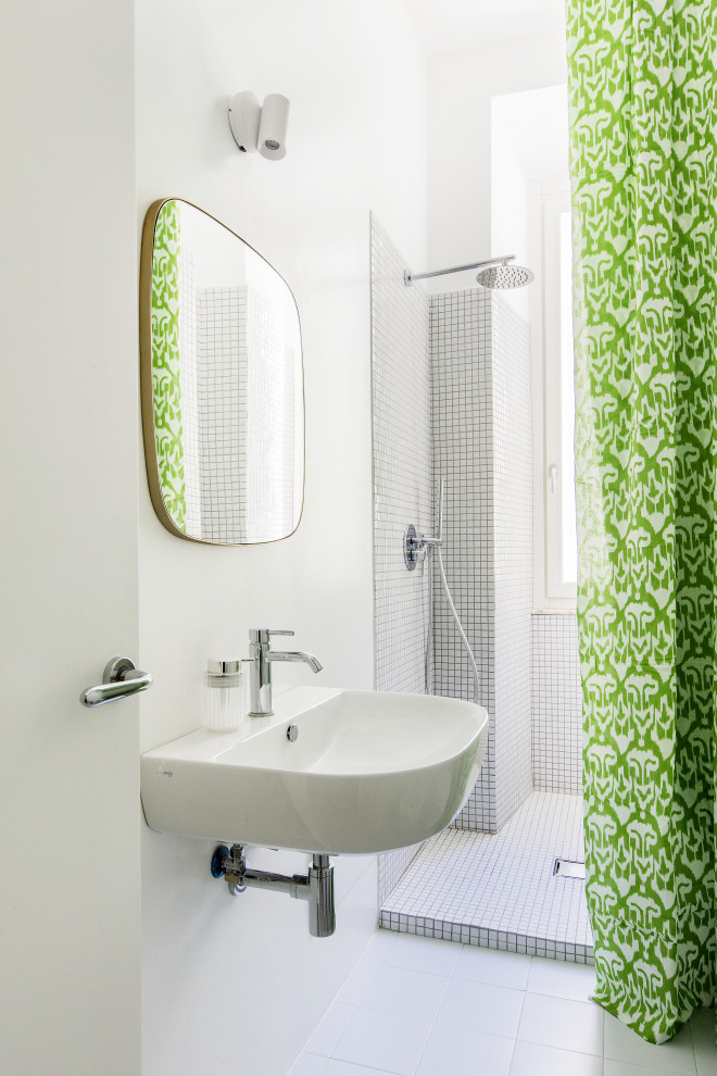 Idéer för små funkis badrum med dusch, med vit kakel, klinkergolv i porslin, ett väggmonterat handfat, lila golv, vita väggar och dusch med duschdraperi