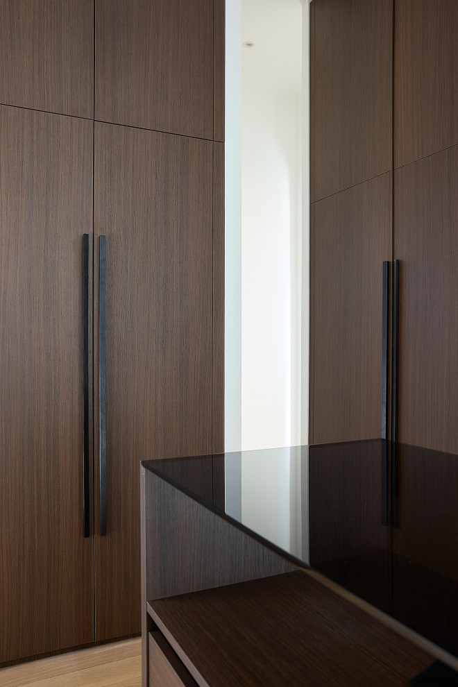 Aménagement d'un grande dressing et rangement contemporain.