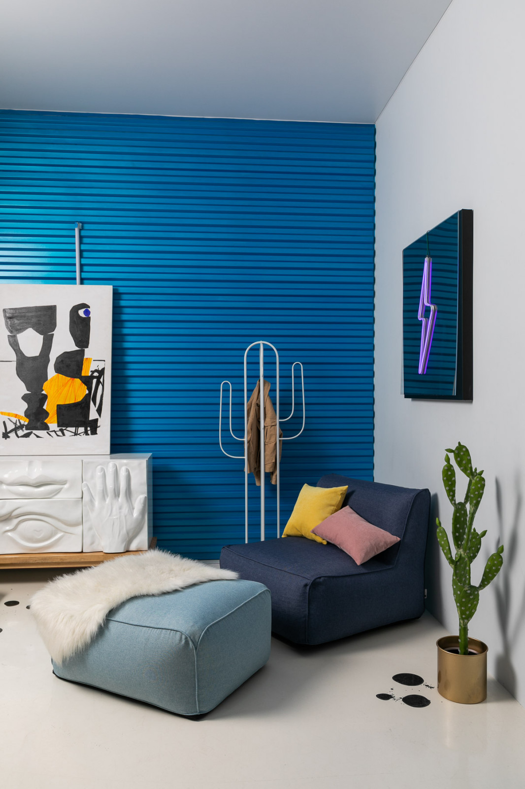 Кресло возле акцентной стены