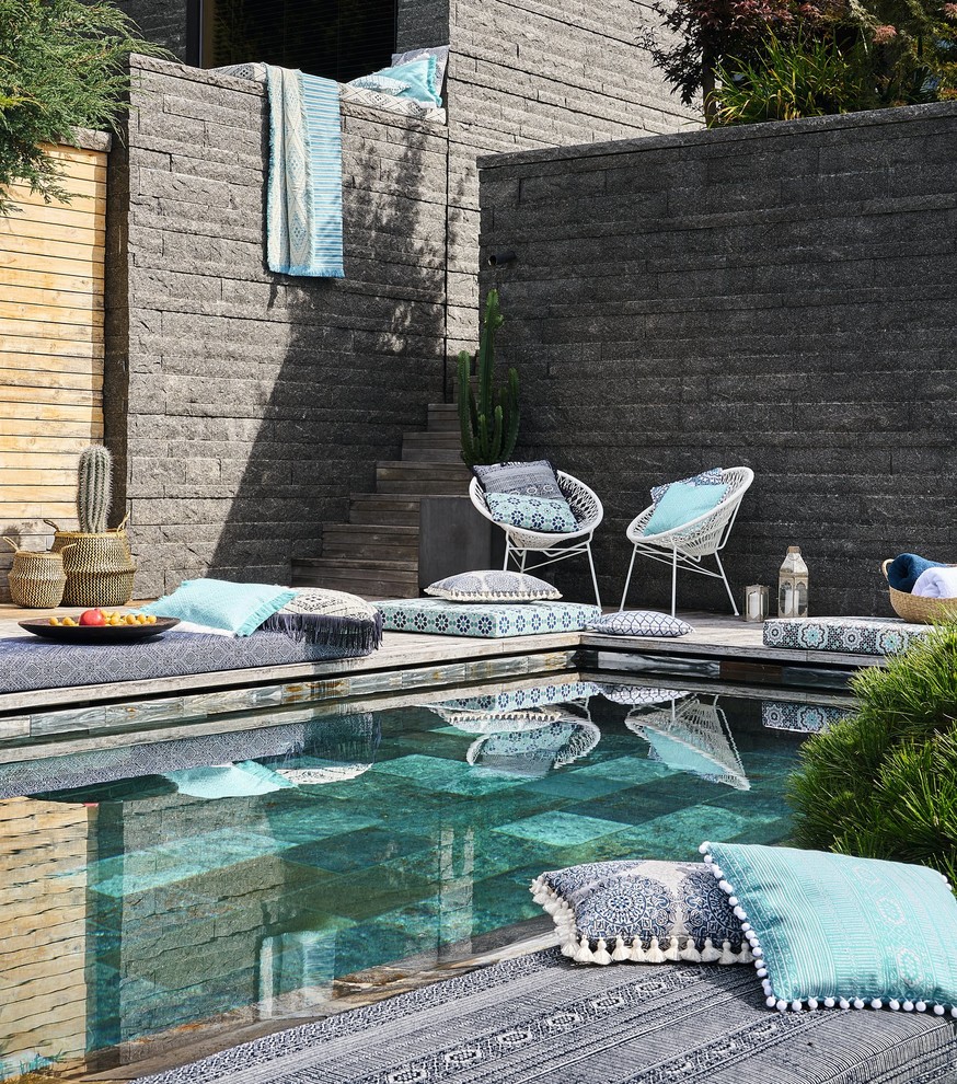 Kleiner Mediterraner Pool hinter dem Haus in rechteckiger Form in Sonstige