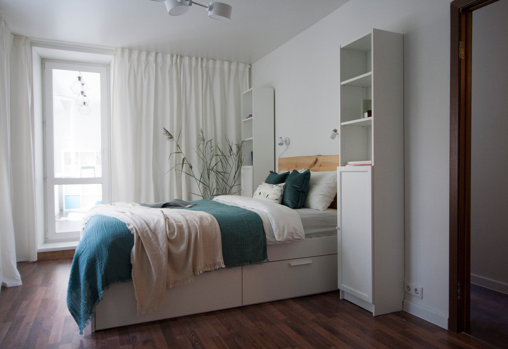 Ejemplo de dormitorio blanco y madera nórdico pequeño con paredes blancas, suelo laminado y suelo marrón