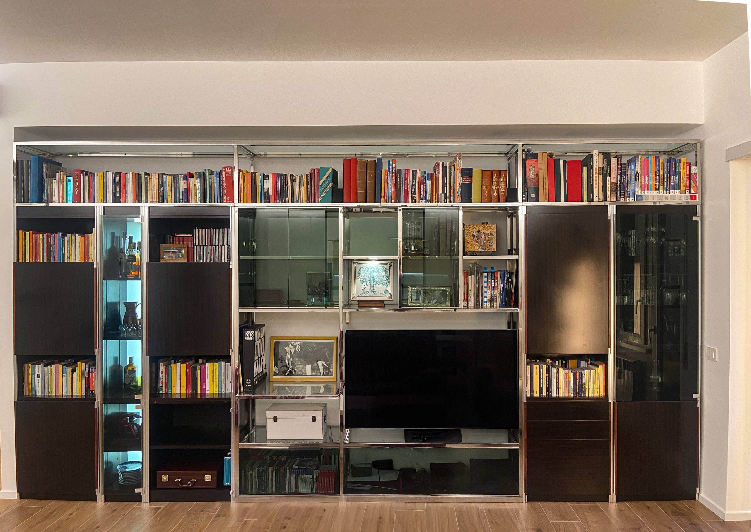 Quattro vetrate industriali nel living