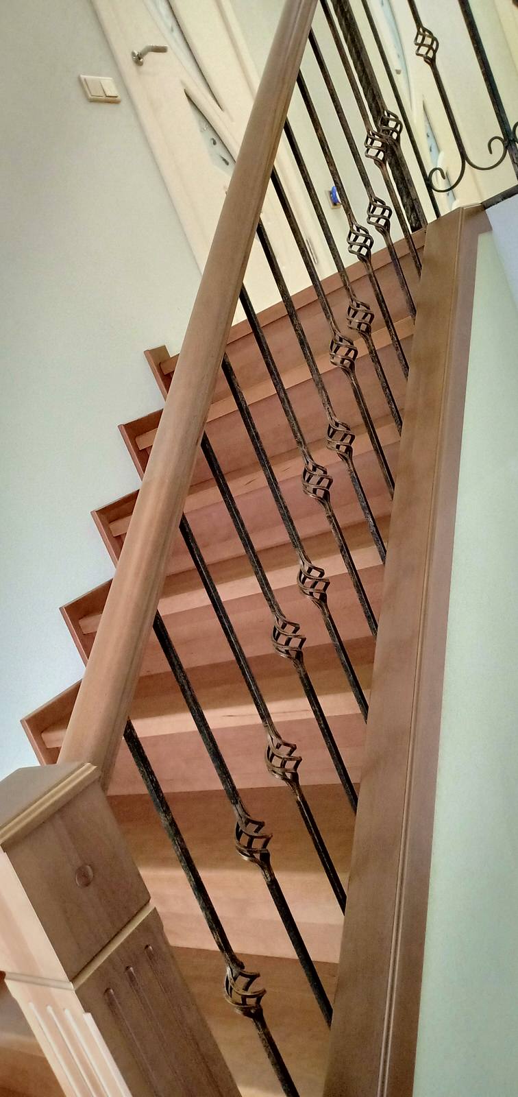 Лестница из массива бука.