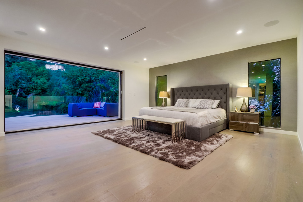 This is an example of a bedroom in Los Angeles.