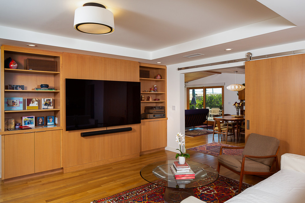 Mittelgroßes Retro Wohnzimmer mit hellem Holzboden, TV-Wand, braunem Boden, Kassettendecke und Holzwänden in Los Angeles
