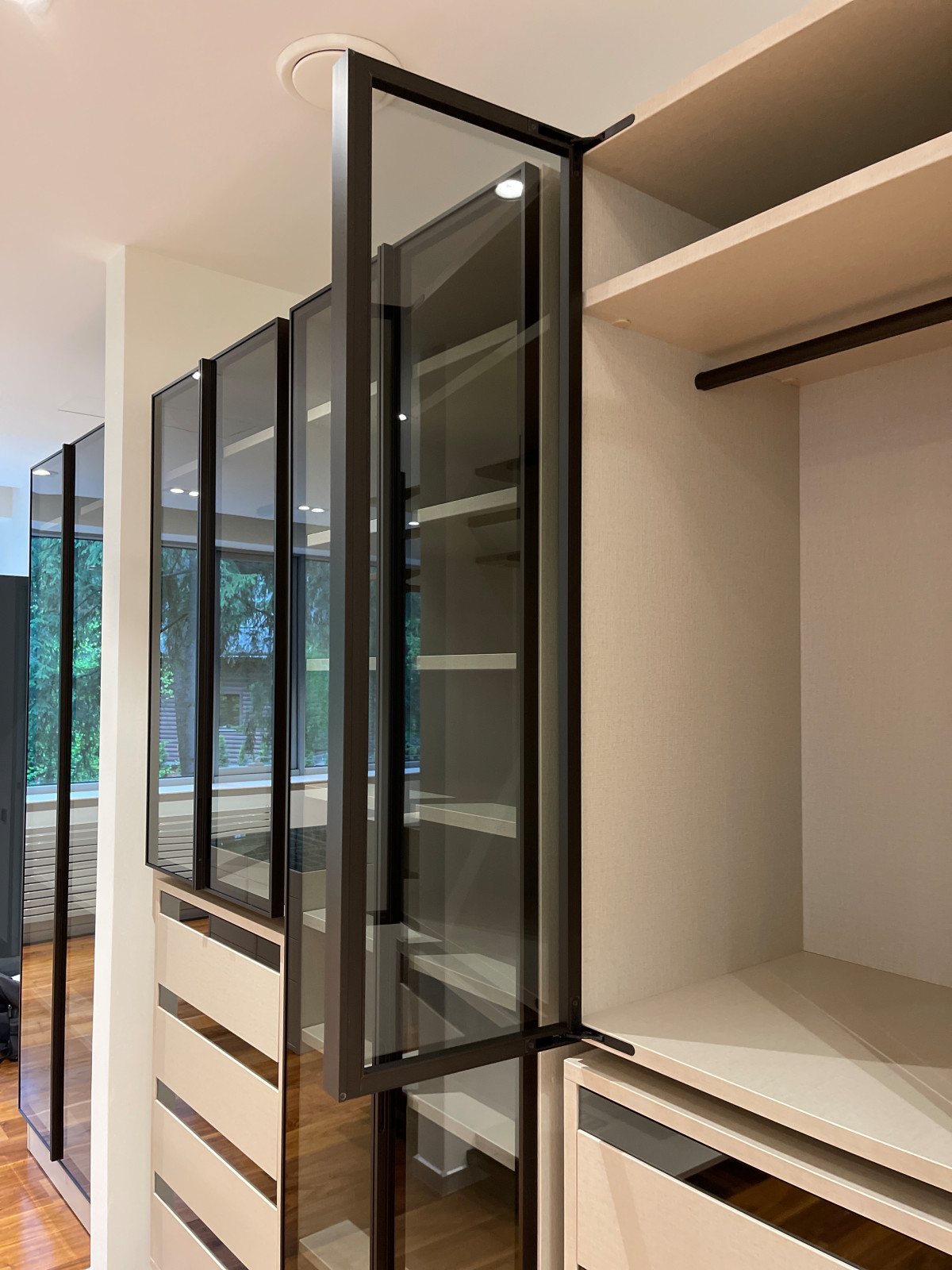 Распашной шкаф с системой RPE raumplus и Гардеробная система UNO raumplus