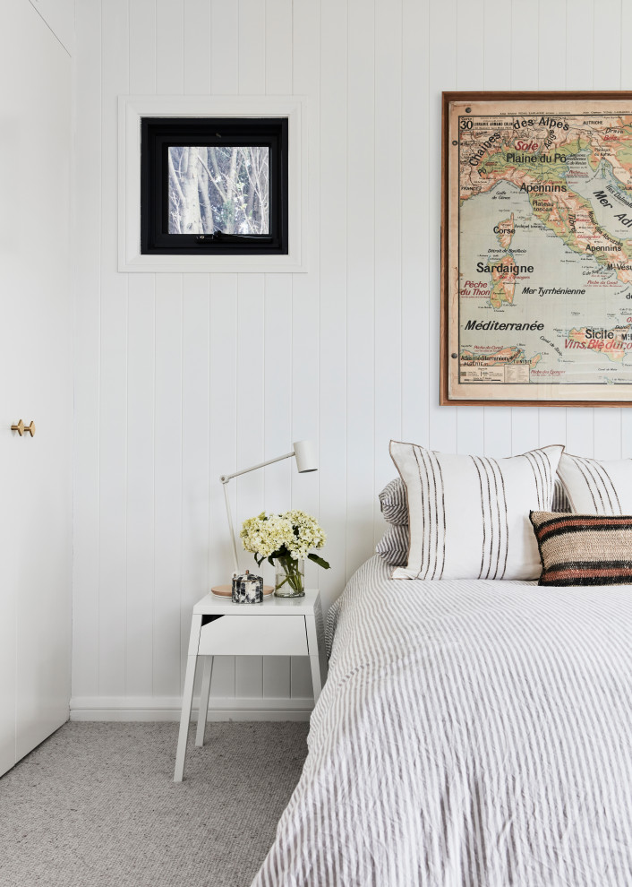 シドニーにある中くらいなビーチスタイルのおしゃれな主寝室 (白い壁、カーペット敷き、グレーの床、パネル壁)