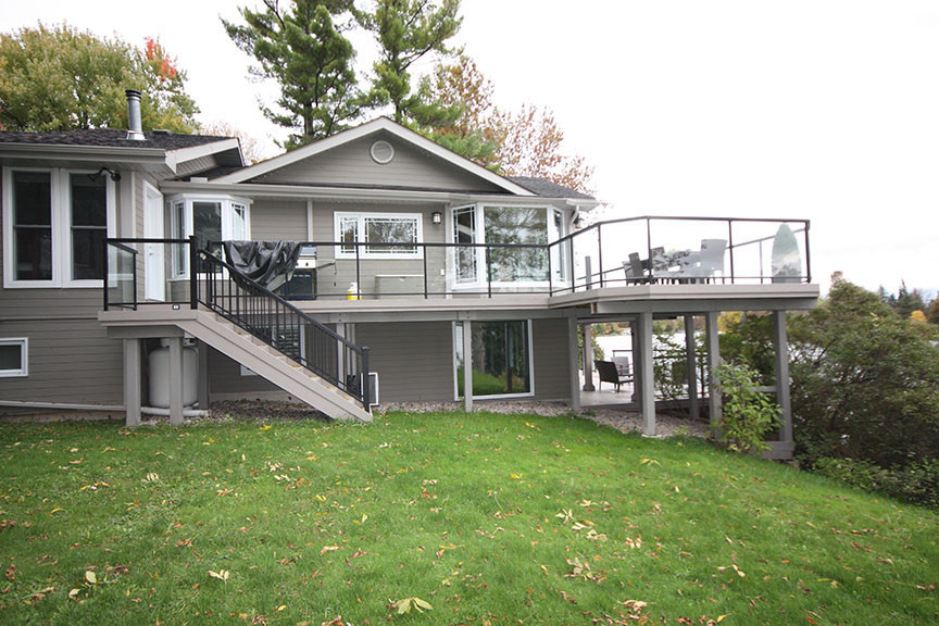 Deck - contemporary deck idea in Toronto