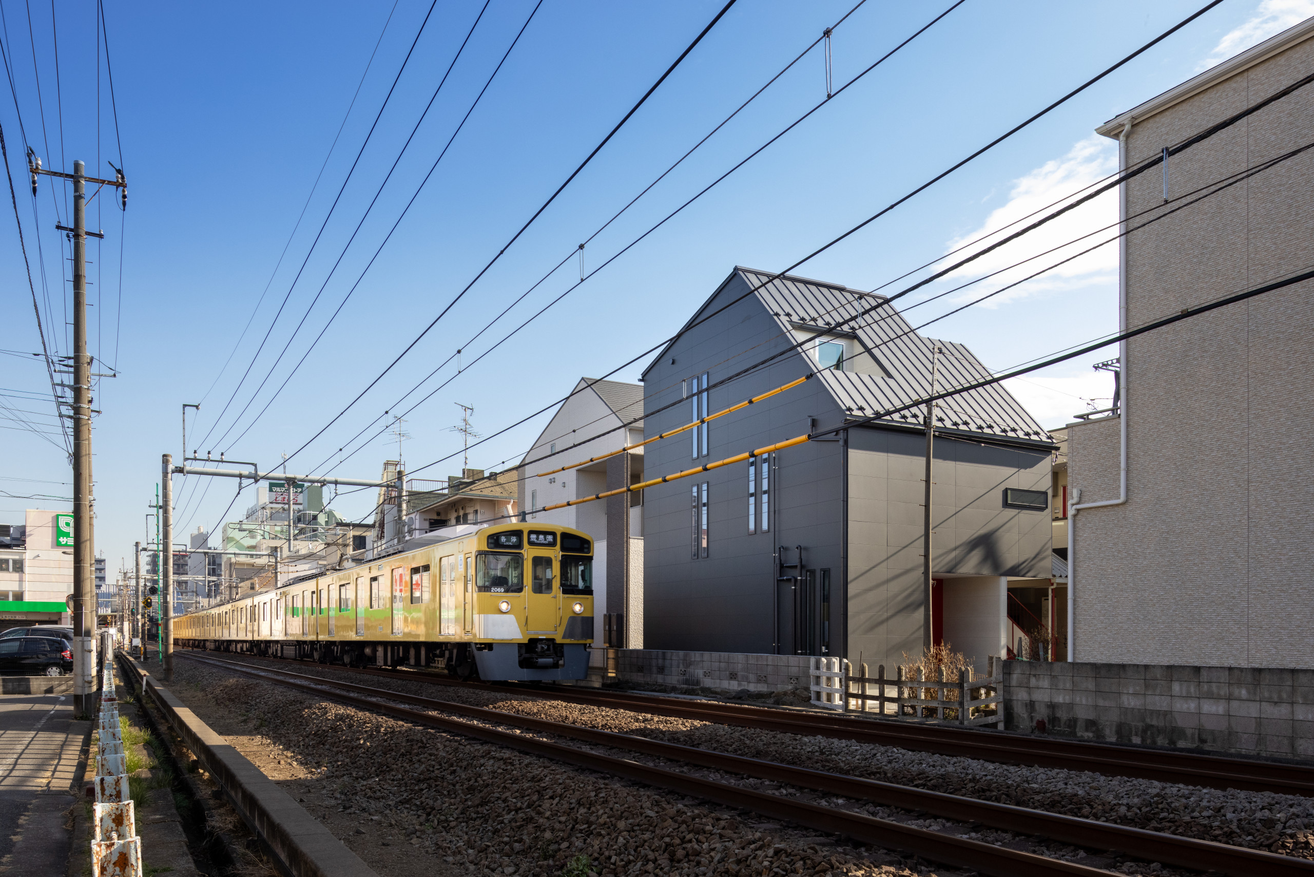 線路沿いの小さな共同住宅