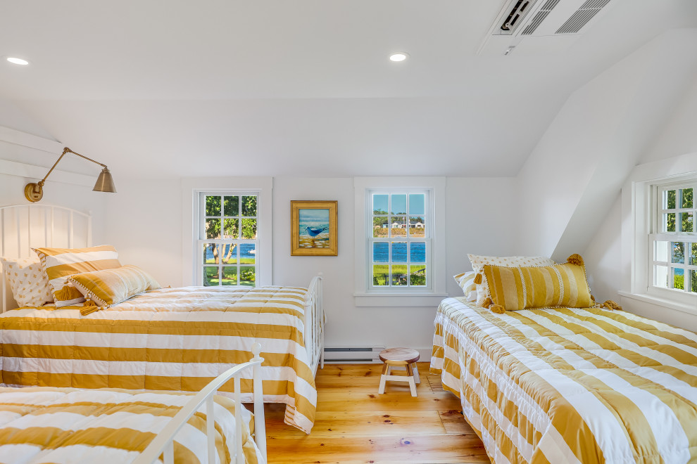 Idée de décoration pour une chambre d'enfant de 4 à 10 ans marine avec un mur blanc, un sol en bois brun, un sol marron et un plafond voûté.