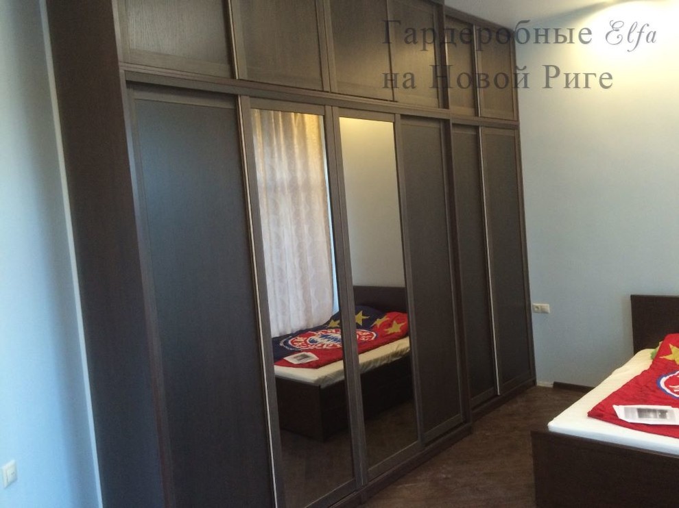 Система хранения Elfa в темном декоре для спальни