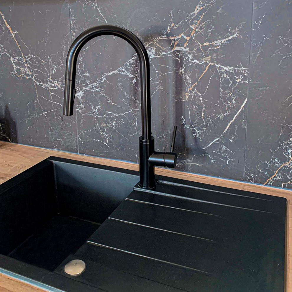 Immagine di una cucina minimal di medie dimensioni con lavello a vasca singola, top in legno, elettrodomestici in acciaio inossidabile e top marrone