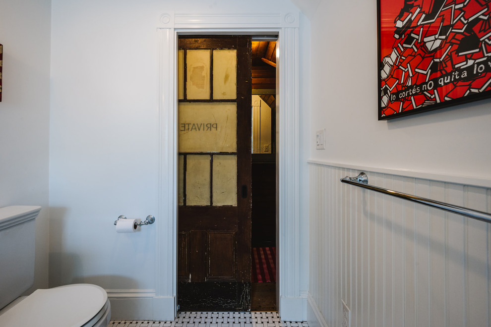 Kleines Klassisches Badezimmer mit schwarz-weißen Fliesen, Metrofliesen und vertäfelten Wänden in Boston
